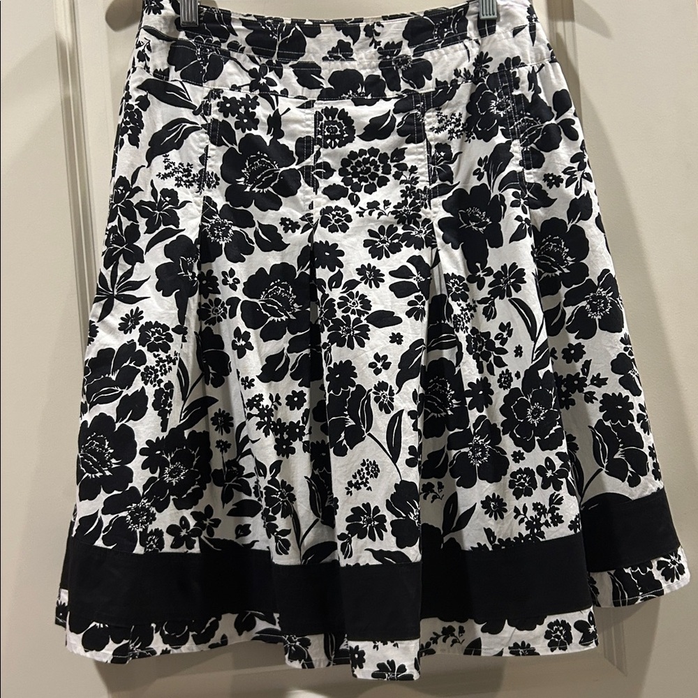 Lily Stanhope Floral pleated A-Line black & white Skirt zip side lined size 4